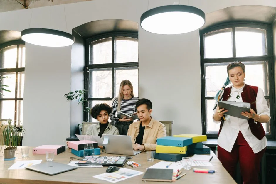 Une personne utilise un ordinateur portable à la maison pour examiner des stratégies de marketing sur les réseaux sociaux.