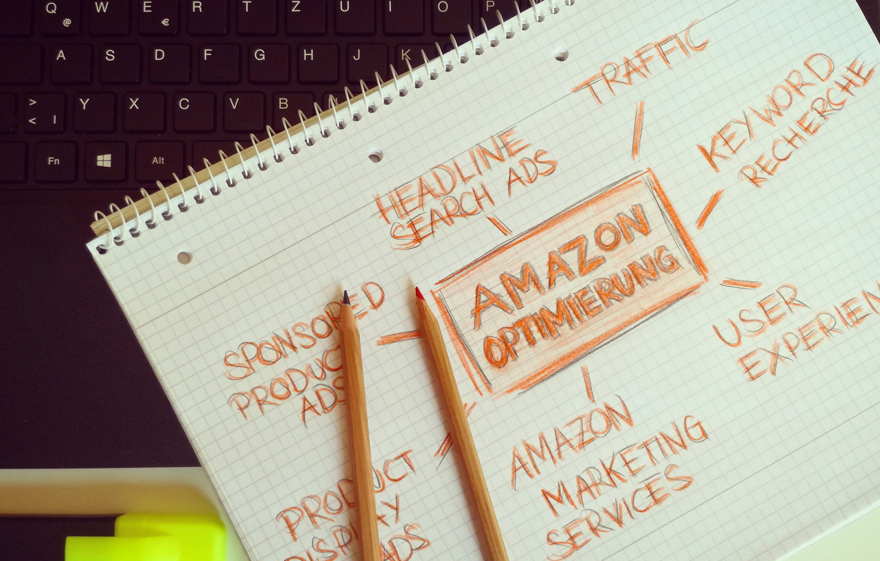 Représentation visuelle des techniques d’optimisation Amazon avec des notes manuscrites et des crayons.